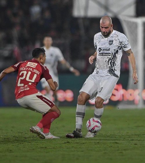 Gelandang Borneo FC Wiljan Pluim dijaga ketat kapten Bali United Ricky Fajrin.