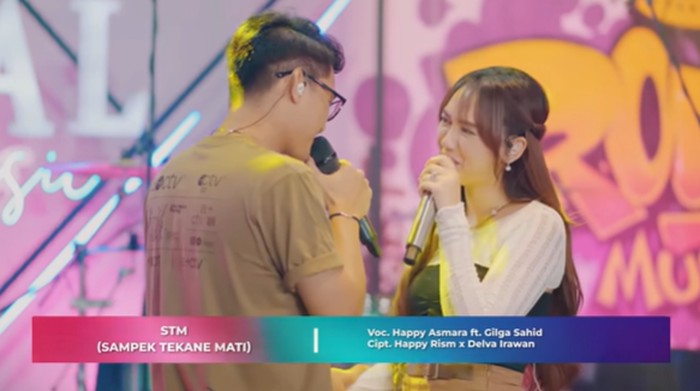 Gilga Sahid dan Happy Asmara menyanyikan lagu Sampek Tekane Mati.