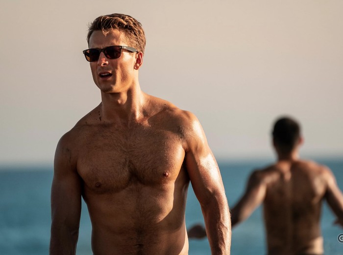 Glen Powell Cuplikan adegan Glen Powell di Top Gun: Maverick.