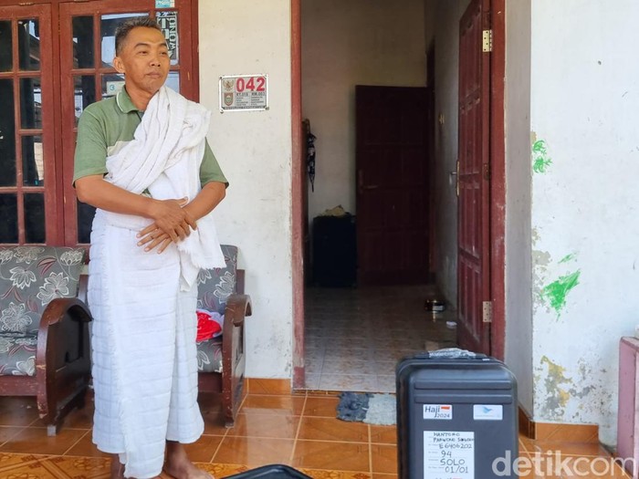 Hantoro Parwono Sarwono (46), mempersiapkan perbekalan untuk naik haji pada Kamis (30/5/2024). Ia dijadwalkan berangkat pekan depan.