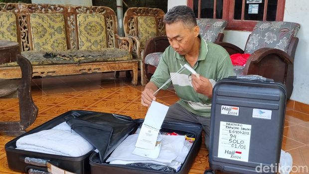 Hantoro Parwono Sarwono (46), mempersiapkan perbekalan untuk naik haji pada Kamis (30/5/2024). Ia dijadwalkan berangkat pekan depan.