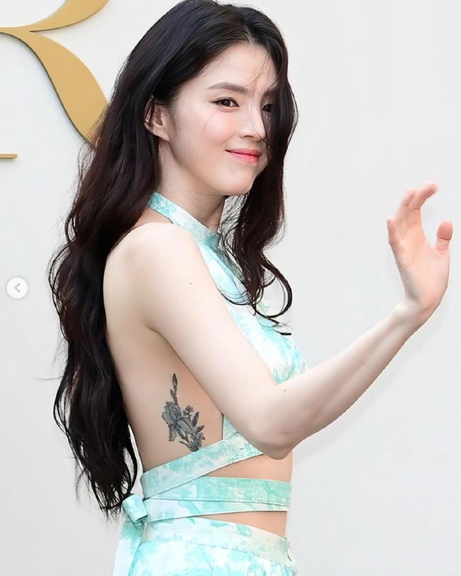 Atasan yang dikenakan Han So Hee memiliki aksen cut-out pada bagian perut dan mengekspos punggungnya. Alhasil banyak netizen yang salah fokus dengan tato di bawah ketiak bintang drama Korea Gyeongseong Creature itu. Foto: dok. Instagram @hansohee4ever