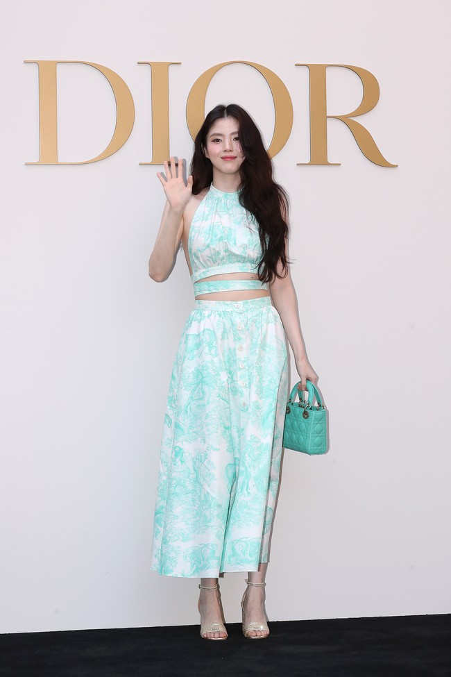 Dalam kesempatan itu, Han So Hee mengenakan two piece dress bernuansa putih dengan corak berwarna aquamarine. Foto: Han Myung-Gu/WireImage