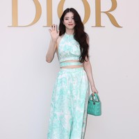 Dalam kesempatan itu, Han So Hee mengenakan two piece dress bernuansa putih dengan corak berwarna aquamarine. Foto: Han Myung-Gu/WireImage