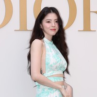 Aktris cantik yang belum lama putus dari Ryu Jun Yeol itu tampak menjinjing koleksi tas ‘Mini Dioriviera Lady Dior’ berwarna aquamarine seharga Rp 95 juta. Foto: Han Myung-Gu/WireImage
