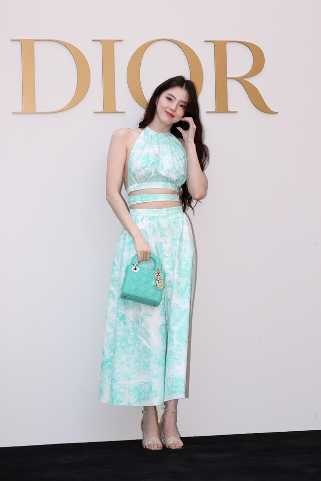 Penampilan Han So Hee dilengkapi dengan koleksi rok yang serasi ‘Dioriviera Flared Mid-Length Skirt’ seharga Rp 60 juta. Foto: Han Myung-Gu/WireImage