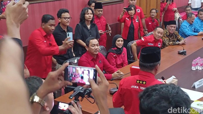 Hendrar Prihadi atau Hendi resmi mendaftar sebagai bakal calon gubernur Jateng lewat PDIP, Kamis (30/5/2024)