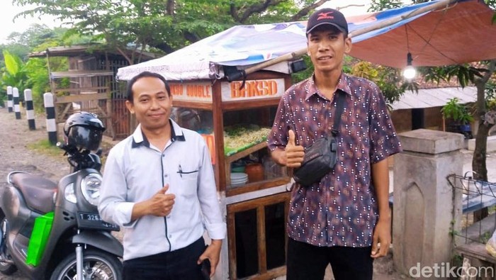 Herman dan pelangganya ketika berfoto di gerobak bakso saat berjulanan di Jalan Raya Pantura, Purwasari Karawang