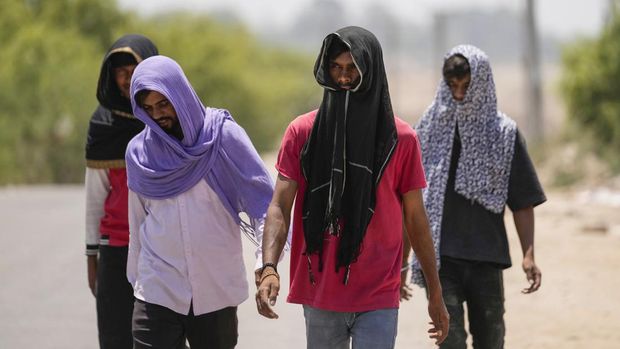Ibu kota India, New Delhi, dilanda panas ekstrem dengan suhu mencapai rekor tertinggi 49,9 derajat Celsius pada Kamis (30/5). (AP Photo/Channi Anand)