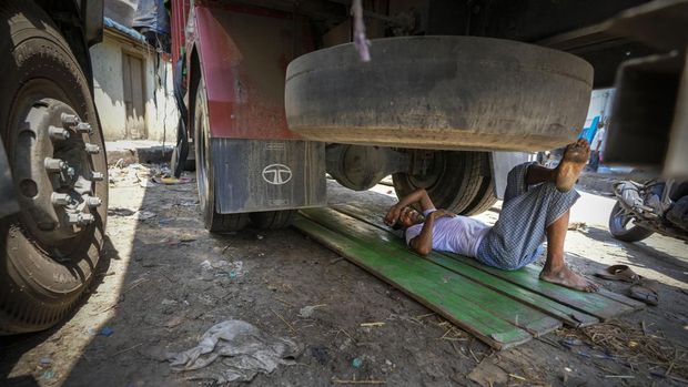 Ibu kota India, New Delhi, dilanda panas ekstrem dengan suhu mencapai rekor tertinggi 49,9 derajat Celsius pada Kamis (30/5). (AP/Anupam Nath)
