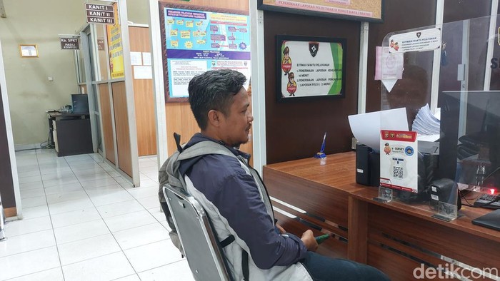 Pria di Palembang, Muhammad Ilham (38) ditipu temannya saat ingin memasang plafon rumah. Ilham mengalami kerugian Rp 4 juta.