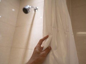 Video Studi: 80% Kasus Seseorang Jatuh di Rumah Terjadi di Kamar Mandi