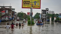 Hujan deras telah membanjiri jalan raya di Imphal, Manipur, hingga setinggi pinggang orang dewasa.  