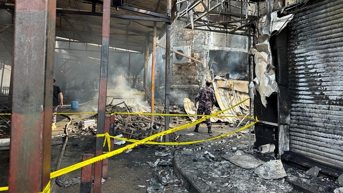Palestinian Civil Defense members work at the central vegetables market after an Israeli raid in Ramallah in the Israeli-occupied West Bank May 30,2024. REUTERS/Ali Sawafta