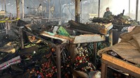 Sayur mayur berserakan hingga hangus terbakar.