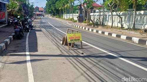 Jalan Kartini Karangasem rusak lagi, padahal jalan itu baru diperbaiki pada Desember 2023.