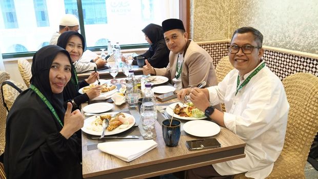 Calon jemaah haji khusus Maktour santap siang di Restoran Marmara Hotel Hilton Madinah