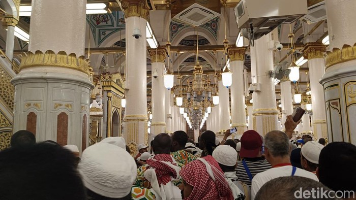 Jemaah haji yang mengunjungi Raudhah 