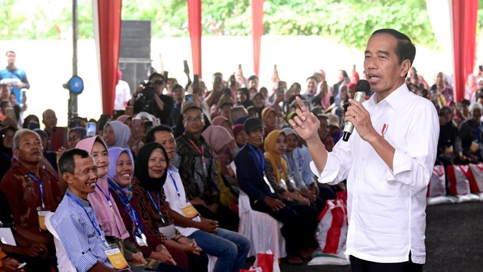 Jokowi meninjau gudang Bulog di Lubuklinggau, Sumatera Selatan.