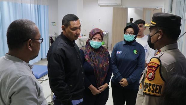 Kapolres Metro Tangerang Kota Kombes Zain Dwi Nugroho berjaket membesuk remaja ART yang loncat dari rumah majikannya, pada Rabu (29/5/2024) malam. Kombes Zain memastikan korban dirawat dengan baik.