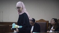 Jaksa menyakini Karen bersalah melanggar Pasal 2 ayat (1) Jo Pasal 18 Undang-Undang Nomor 31 Tahun 1999 Tentang Pemberantasan Tindak Pidana Korupsi sebagaimana diubah dengan Undang-Undang Nomor 20 Tahun 2001 Tentang Perubahan atas Undang-Undang Nomor 31 Tahun 1999 Tentang Pemberantasan Tindak Pidana Korupsi Jo. Pasal 55 ayat (1) ke-1 KUHP Jo Pasal 64 ayat (1) KUHP.