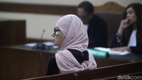 Jaksa mengatakan harta benda Karen dapat disita dan dilelang untuk membayar uang pengganti tersebut. Apabila harta benda Karen tak mencukupi untuk membayar uang pengganti itu, maka diganti dengan pidana kurungan selama 2 tahun.