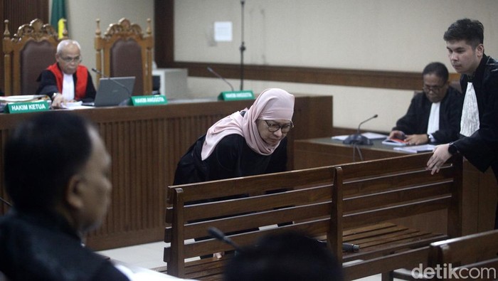 Mantan Dirut Pertamina Galaila Karen Kardinah atau Karen Agustiawan dituntut 11 tahun penjara. Jaksa meyakini Karen bersalah melakukan korupsi terkait kasus pembelian liquefied natural gas (LNG).