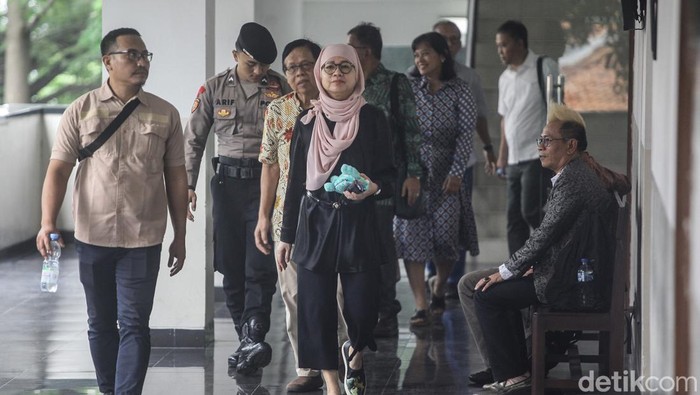Mantan Dirut Pertamina Galaila Karen Kardinah atau Karen Agustiawan dituntut 11 tahun penjara. Jaksa meyakini Karen bersalah melakukan korupsi terkait kasus pembelian liquefied natural gas (LNG).