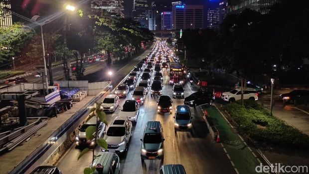 Kemacetan juga tampak di Ini Jalan Sudirman arah Semanggi (Shella/detikcom)