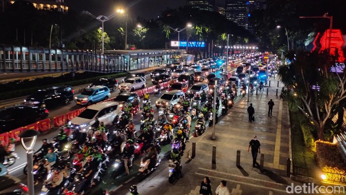 Kemacetan panjang terjadi di Jalan Sudirman arah Blok M malam ini (Shella/detikcom)