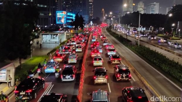 Kemacetan panjang terjadi di Jalan Sudirman arah Blok M malam ini (Shella/detikcom)