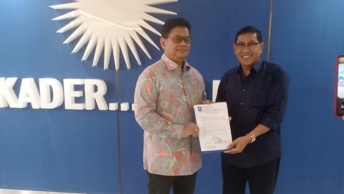 Ketua DPD Golkar Kota Tasikmalaya M Yusuf saat menerima rekomendasi DPP PAN yang diserahkan Wakil Ketua DPP PAN Viva Yoga.