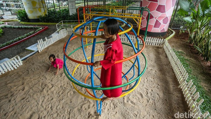 Kolong Fly Over di Balimester, Jakarta disulap menjadi taman bermain untuk anak-anak. Begini penampakannya.