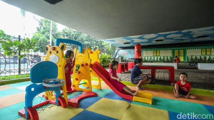 Kolong Fly Over di Balimester, Jakarta disulap menjadi taman bermain untuk anak-anak. Begini penampakannya.