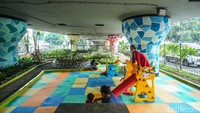 Kawasan ramah anak ini dilengkapi berbagai permainan yang aman bagi anak.  