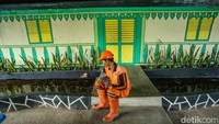 Tak hanya itu, kolong fly over ini juga memiliki kolam ikan yang dirawat oleh PPSU Balimester.