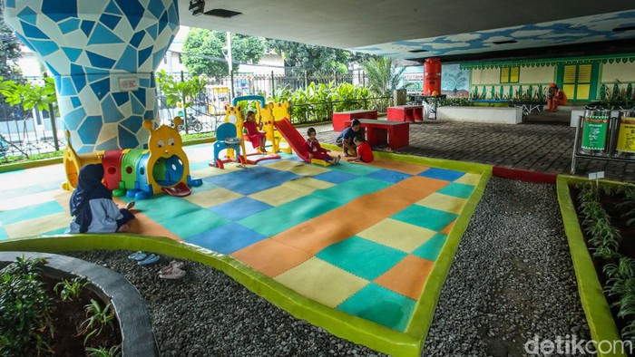 Kolong Fly Over di Balimester, Jakarta disulap menjadi taman bermain untuk anak-anak. Begini penampakannya.