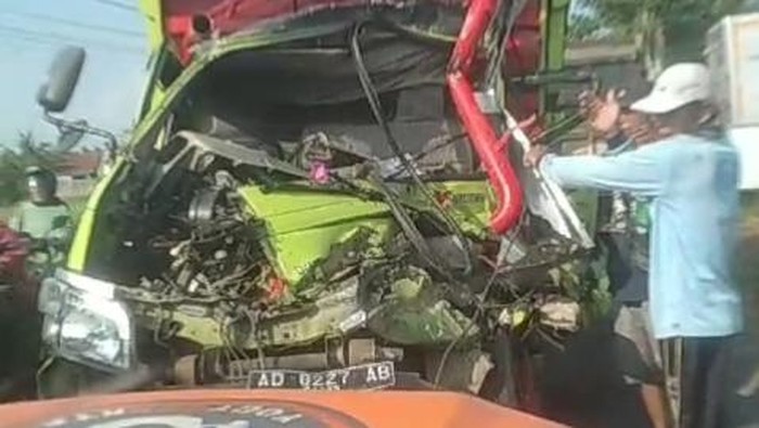 Kondisi truk yang ringsek setelah mengalami kecelakaan di JJLS, Galur, Kulon Progo, Kamis (30/5/2024).