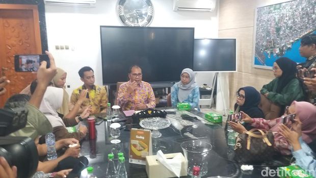 Konferensi pers Wali Kota Makassar Moh Ramdhan 'Danny' Pomanto (tengah).