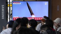 Rudal-rudal Pyongyang itu dilaporkan terjatuh di perairan Laut Timur, atau yang juga disebut sebagai Laut Jepang.  