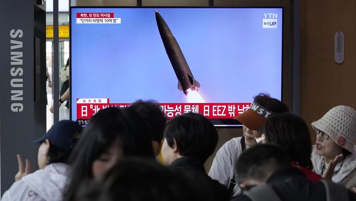 Korea Utara menembakkan rentetan rudal balistik jarak pendek, Kamis (30/5) pagi waktu setempat. Rudal-rudal itu dilaporkan terjatuh di perairan Laut Timur.