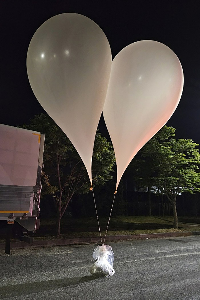 Korut Kirim Balon Raksasa Isi Sampah ke Korsel This photo provided by South Korea Defense Ministry, shows balloons with trash presumably sent by North Korea, in South Chungcheong Province, South Korea, Wednesday, May 29, 2024. In another sign of tensions between the war-divided rivals, South Korea's Joint Chiefs of Staff said North Korea also has been flying large numbers of balloons carrying trash toward the South since Tuesday night, in an apparent retaliation against South Korean activists for flying anti-Pyongyang propaganda leaflets across the border. (South Korea Presidential Office via AP)