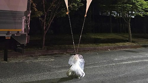 This photo provided by South Korea Defense Ministry, shows balloons with trash presumably sent by North Korea, in South Chungcheong Province, South Korea, Wednesday, May 29, 2024. In another sign of tensions between the war-divided rivals, South Koreas Joint Chiefs of Staff said North Korea also has been flying large numbers of balloons carrying trash toward the South since Tuesday night, in an apparent retaliation against South Korean activists for flying anti-Pyongyang propaganda leaflets across the border. (South Korea Presidential Office via AP)
