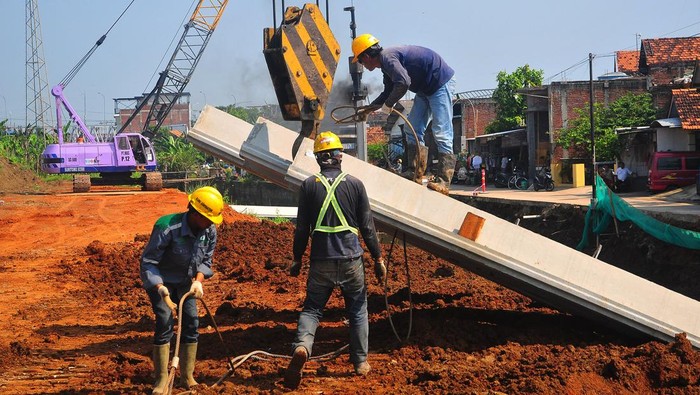 Pekerja mengoperasikan alat berat untuk menyelesaikan pembangunan kolam retensi di Desa Jati Wetan, Kudus, Jawa Tengah, Kamis (30/5/2024). Pembangunan kolam retensi atau embung seluas lima hektare sebagai pengendali banjir oleh kementerian PUPR dengan APBN sebesar Rp350 miliar itu ditargetkan selasai Desember 2024, dan diharapkan dapat mengurangi banjir hingga 80 persen. ANTARA FOTO/Yusuf Nugroho/aww.