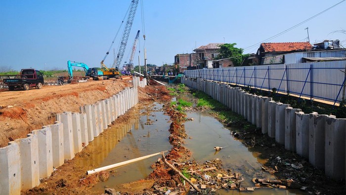 Pekerja mengoperasikan alat berat untuk menyelesaikan pembangunan kolam retensi di Desa Jati Wetan, Kudus, Jawa Tengah, Kamis (30/5/2024). Pembangunan kolam retensi atau embung seluas lima hektare sebagai pengendali banjir oleh kementerian PUPR dengan APBN sebesar Rp350 miliar itu ditargetkan selasai Desember 2024, dan diharapkan dapat mengurangi banjir hingga 80 persen. ANTARA FOTO/Yusuf Nugroho/aww.