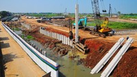 Pekerja sedang melakukan pembangunan kolam retensi di Desa Jati Wetan, Kudus, Jawa Tengah, Kamis (30/5/2024).