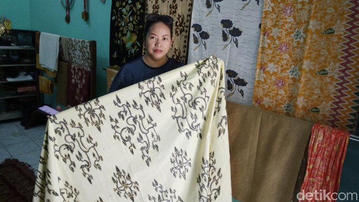 Kurniasih dengan batik dari kampung Kasepuhan