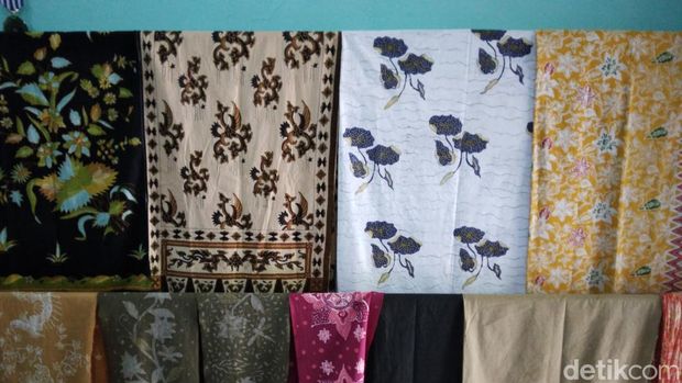 Kurniasih dengan batik dari kampung Kasepuhan