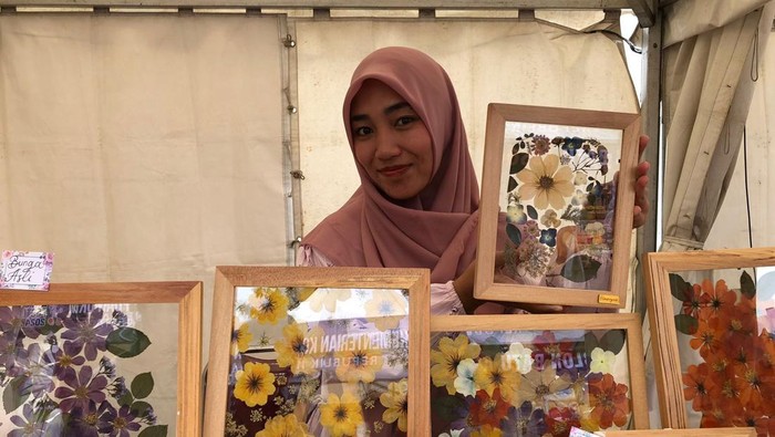 Laili Nur Hidayah, perajin herbarium di Kota Batu