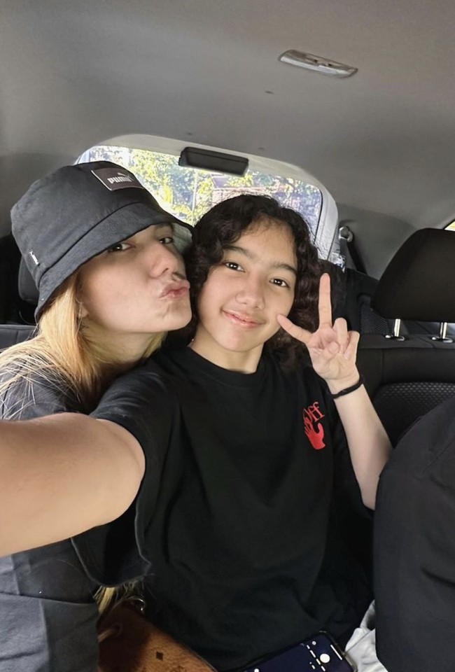 Leticia merupakan putri sulung Sheila Marcia dan mantan suaminya, Erdian Aji Prihatanto atau yang akrab disapa Anji. Beranjak remaja, Leticia terlihat semakin cantik dengan kulit putih dan rambut keriting. Foto: Instagram @itssheilamj Foto: Instagram @itssheilamj